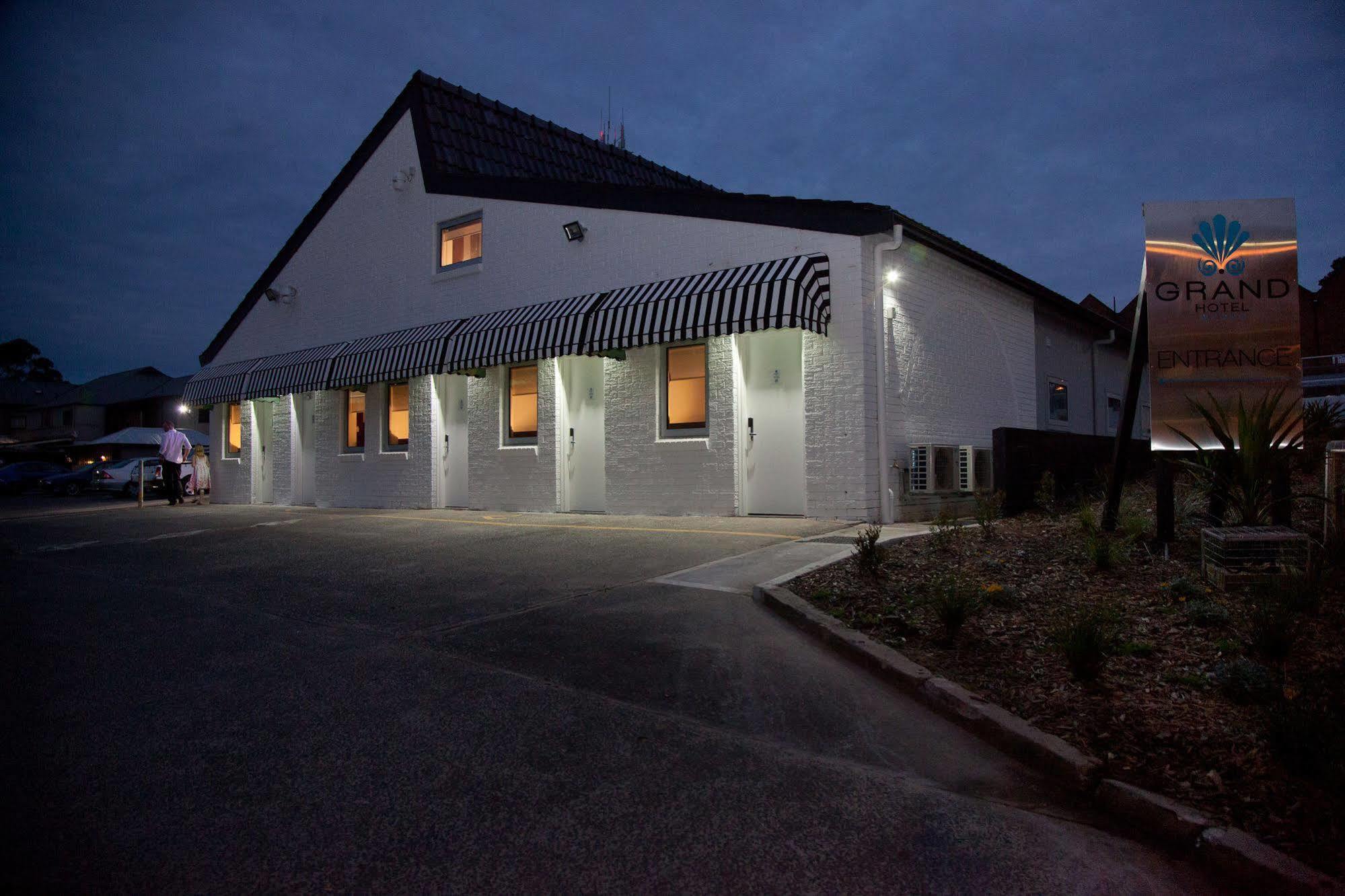 Grand Hotel And Studios Wyong Exterior photo
